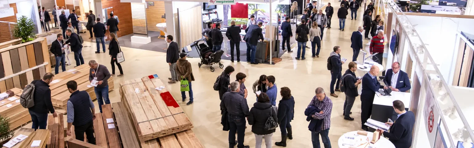 Blick über die gut besuchte HolzTek mit Ausstellungsständen und Holzprodukten im Messepark Trier Blick über die gut besuchte HolzTek mit Ausstellungsständen und Holzprodukten im Messepark Trier