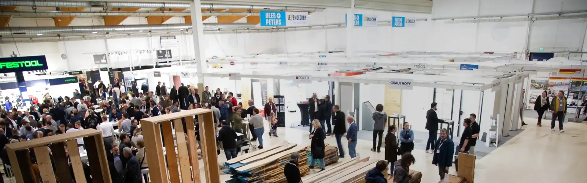 Übersicht über Ausstellungsstände, Besucherbereiche und Laufwege in der Messehalle der HolzTek